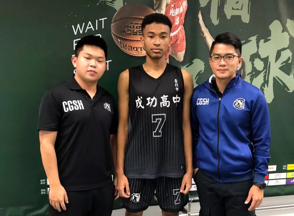 成功「混血王子」潘彥伊與教練蔡君豪（右）、助教郭修宏。