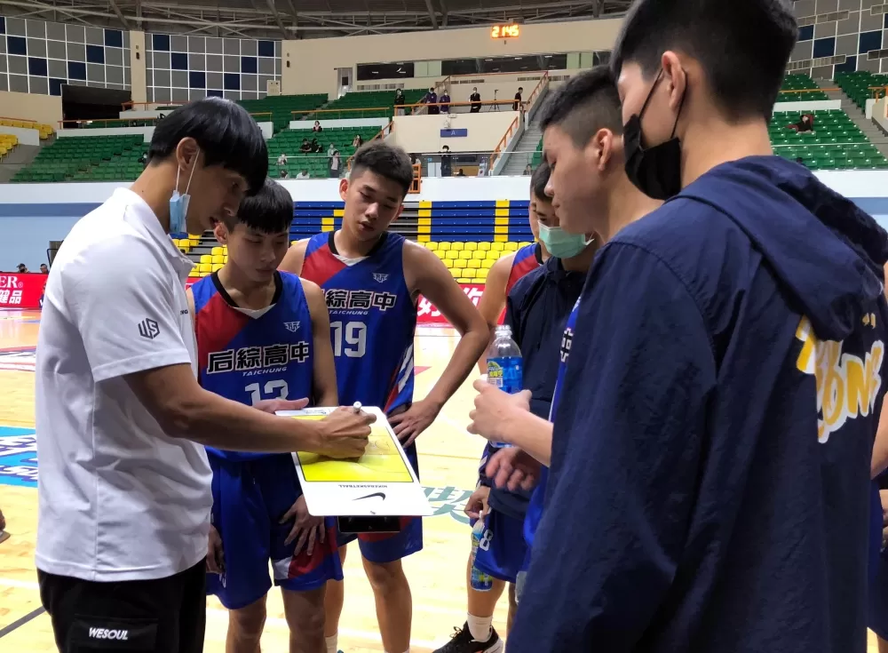 后綜男籃教練蔡耀勳面授機宜。