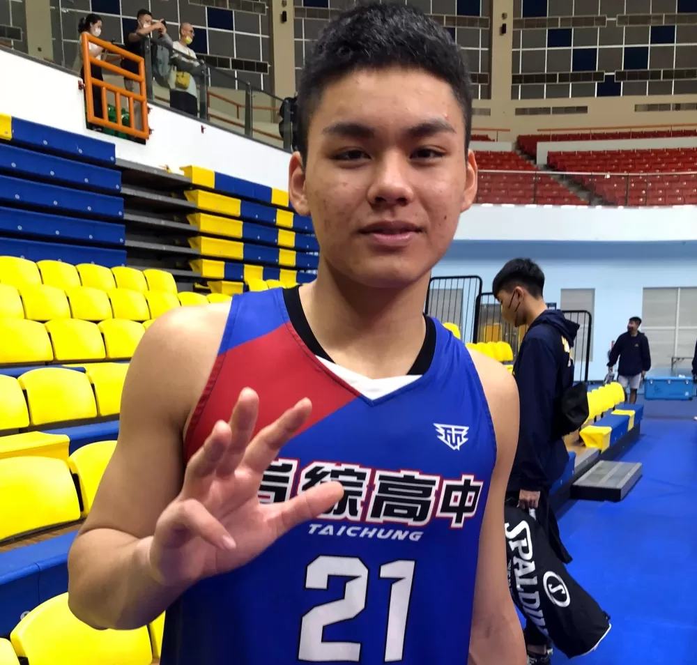 前兩戰各飆47、32分含10記三分彈的后綜第一戰將林睿軒，比出最高單場9枚外線的手勢。