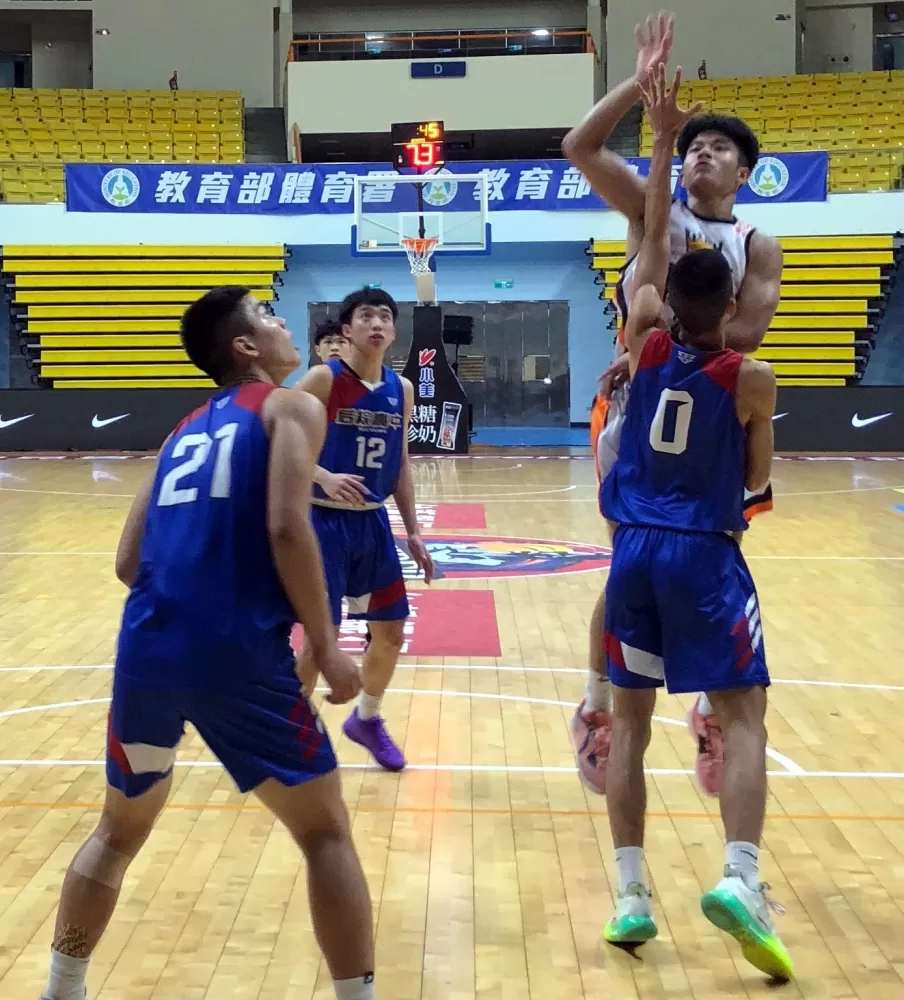 后綜三人包夾莊敬的投籃。