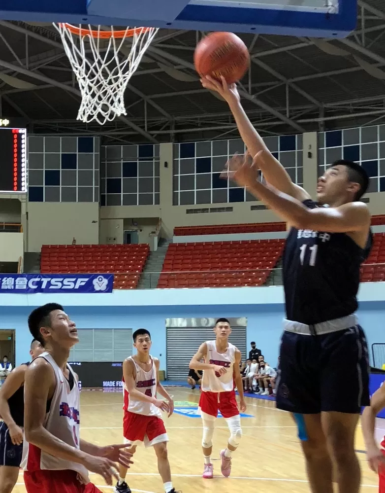 強恕潘柏彥切入挑籃。