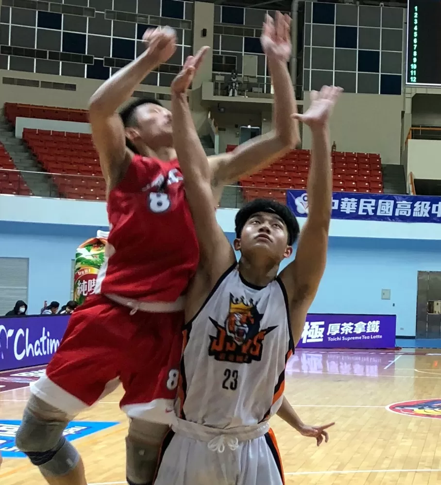 北科連浚宇籃下強攻。