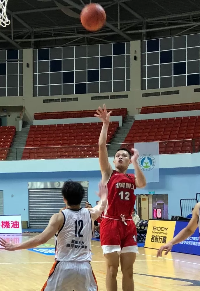 北科王崇安跳投。