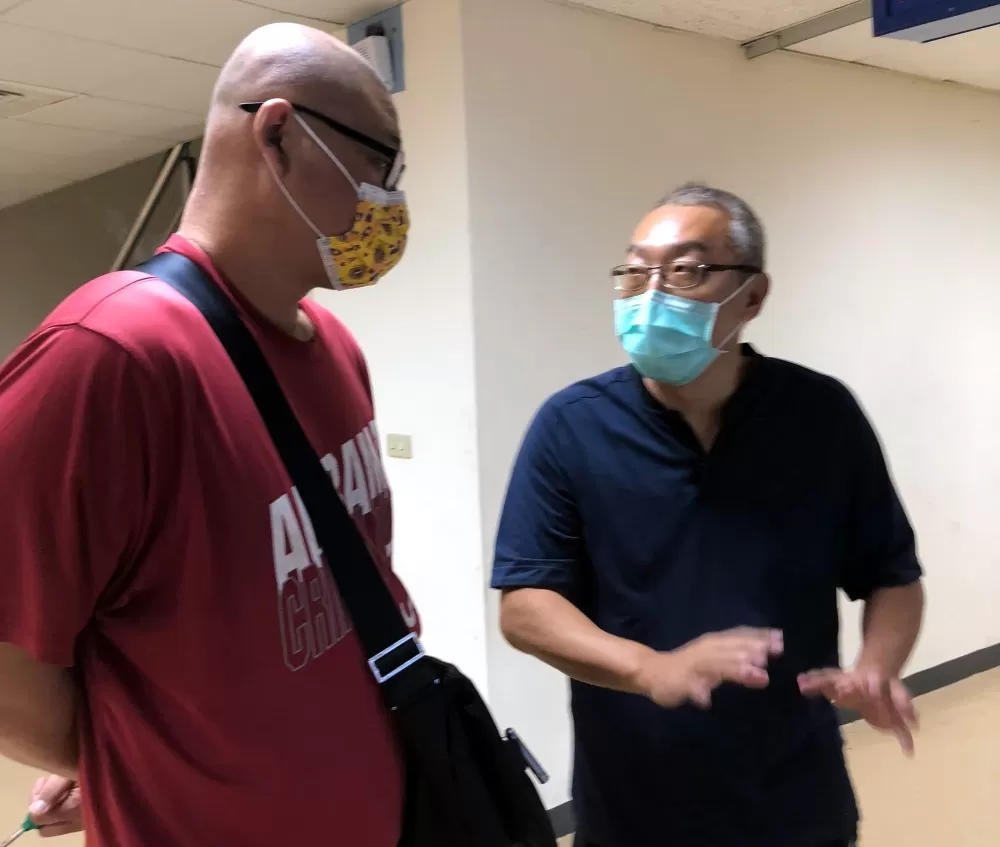 花體「蕃茄教練」葉書瑋與資深助教洪健文默契無礙。