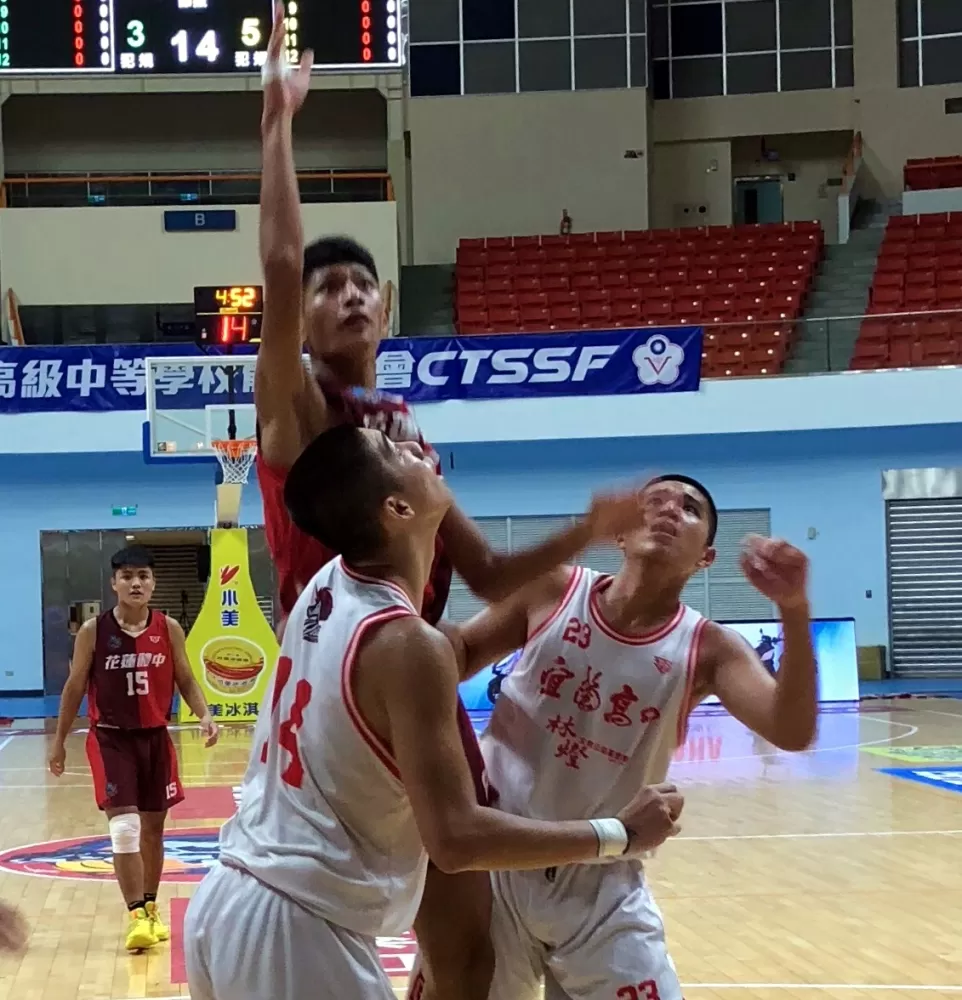 花體、宜中籃下貼身攻防。