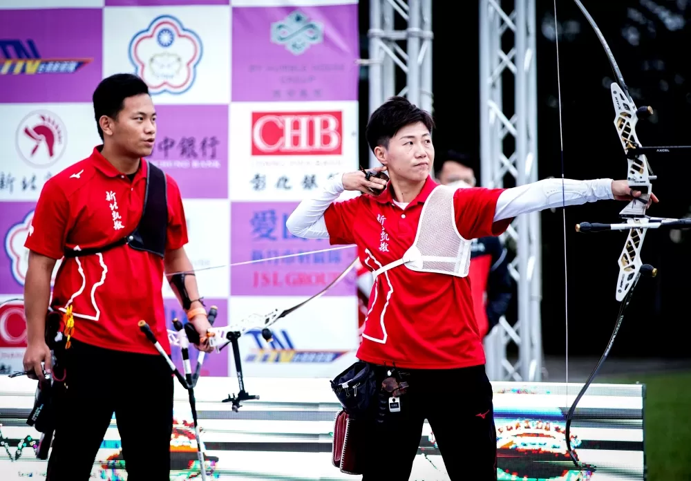 師徒檔雷千瑩(右)和戴宇軒甜蜜復仇,率新北凱撒逆轉勝首登至尊盟主寶座。中華企業射箭聯盟提供,下同。