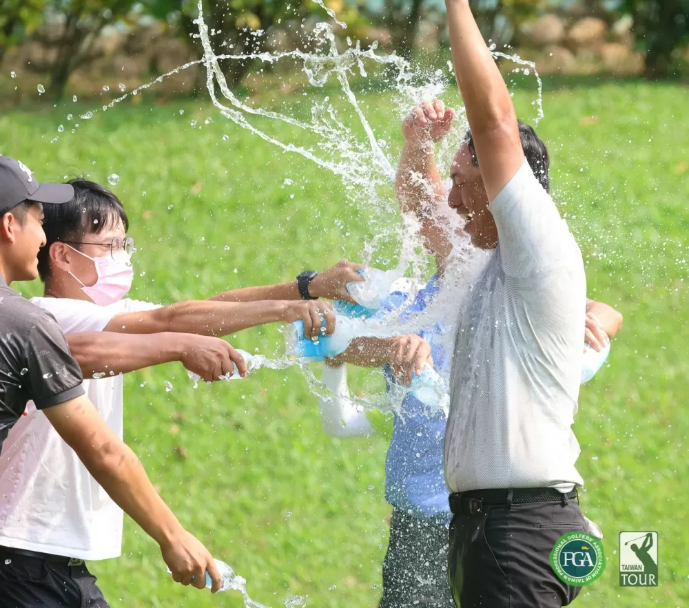 高藤拿下高雄公開賽冠軍接受潑水祝賀。