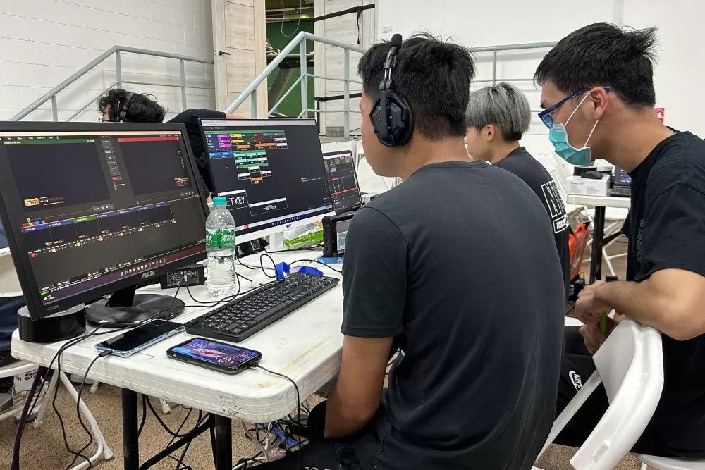 國體學生與業界專家共同進行本屆黑豹旗的賽事轉播。蕭秩斳／攝影。