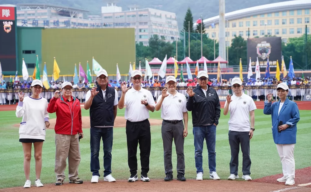 中華民國棒球協會理事長辜仲諒（左三）、中國信託商業銀行副董事長詹庭禎（左二）與蒞臨開幕典禮的長官貴賓合影。劉均泓／攝影。