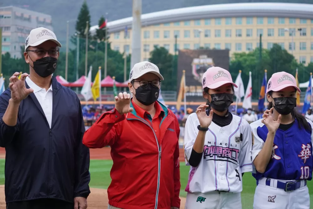 女黑豹頒獎儀式致贈本屆參賽女球員專屬的十周年紀念球帽。方芊筑／攝影。