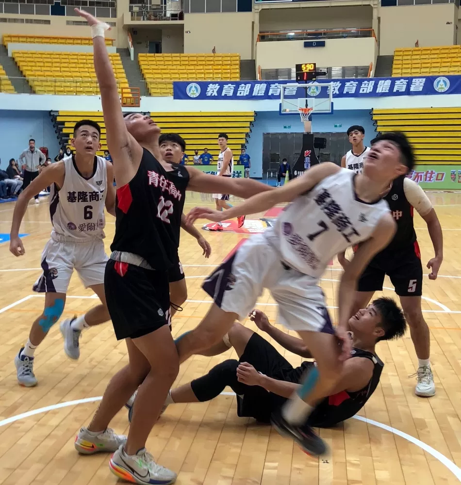 基商、青年籃下攻防人仰馬翻。