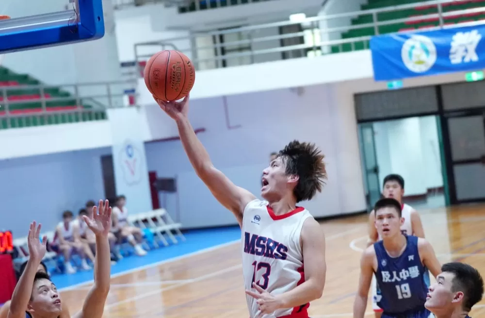 狂飆32分、16籃板「雙十」的馬中邱群松切入挑籃。