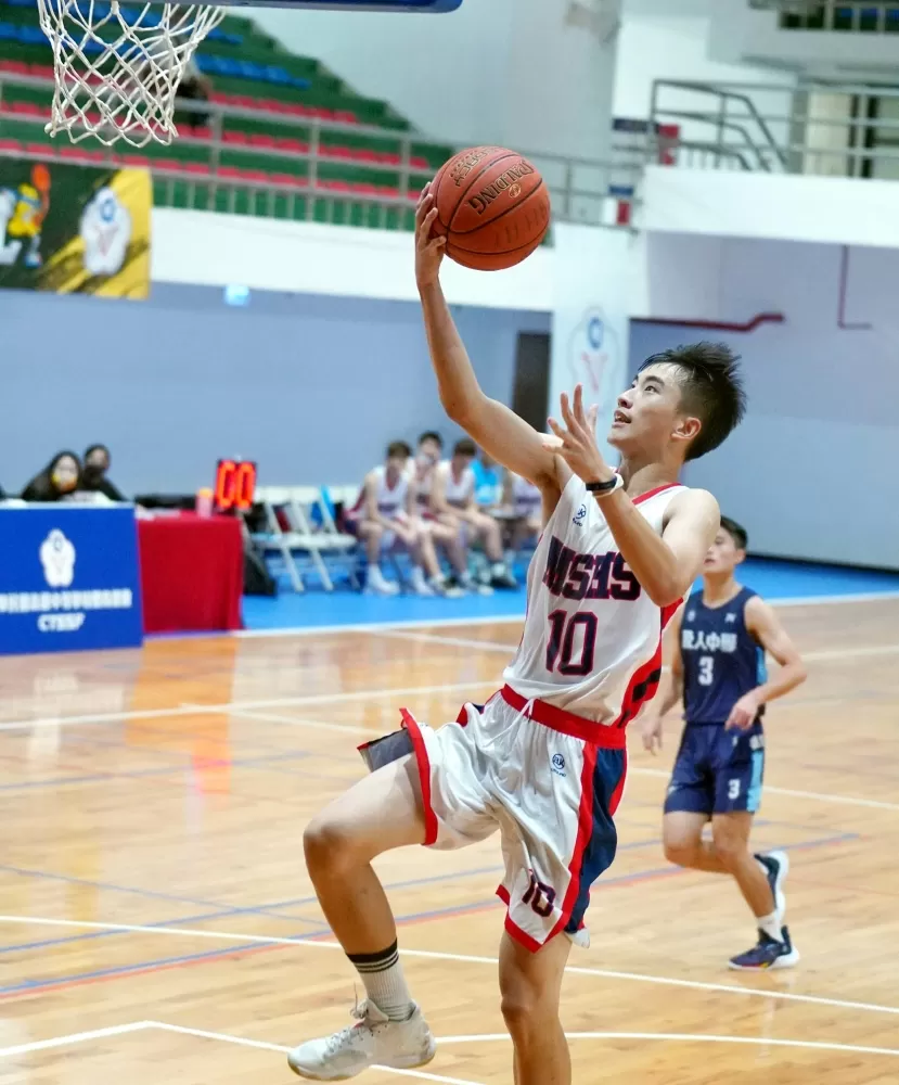 馬祖高中張新康飛身上籃。