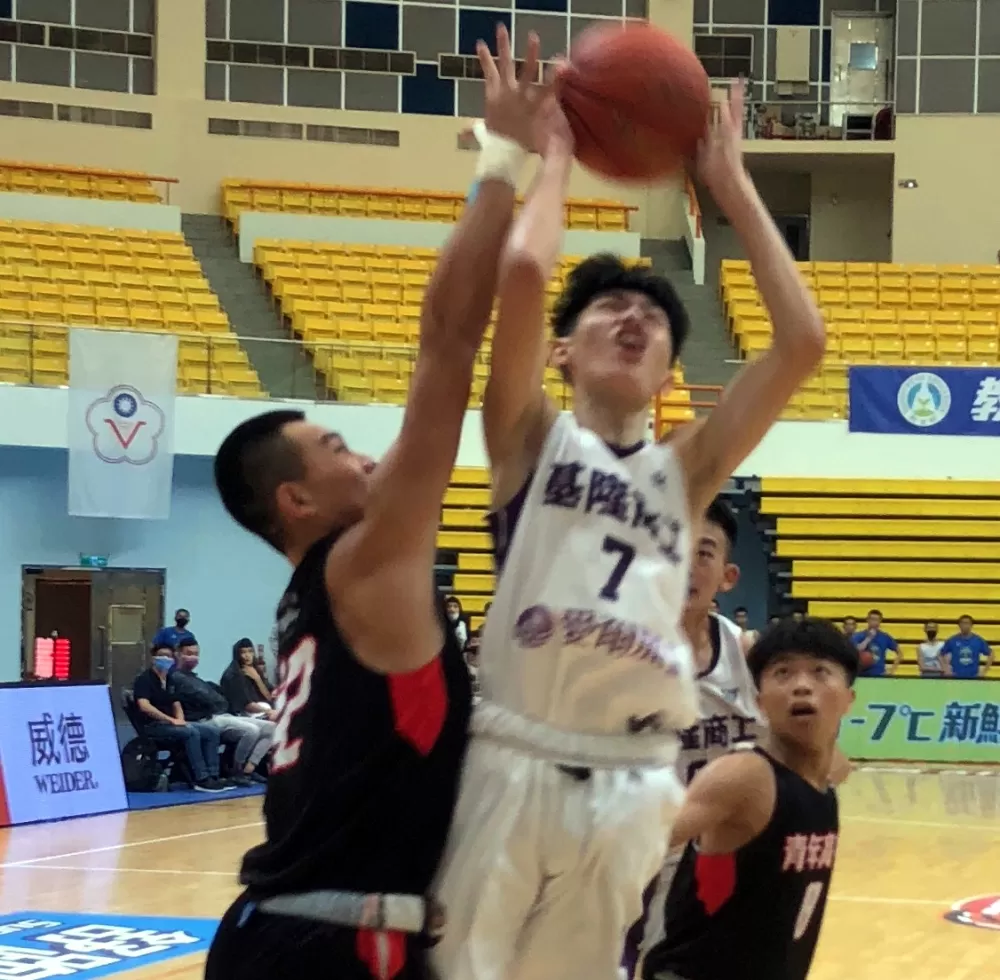 基商陳建豪突破青年兩人包夾籃下強攻。