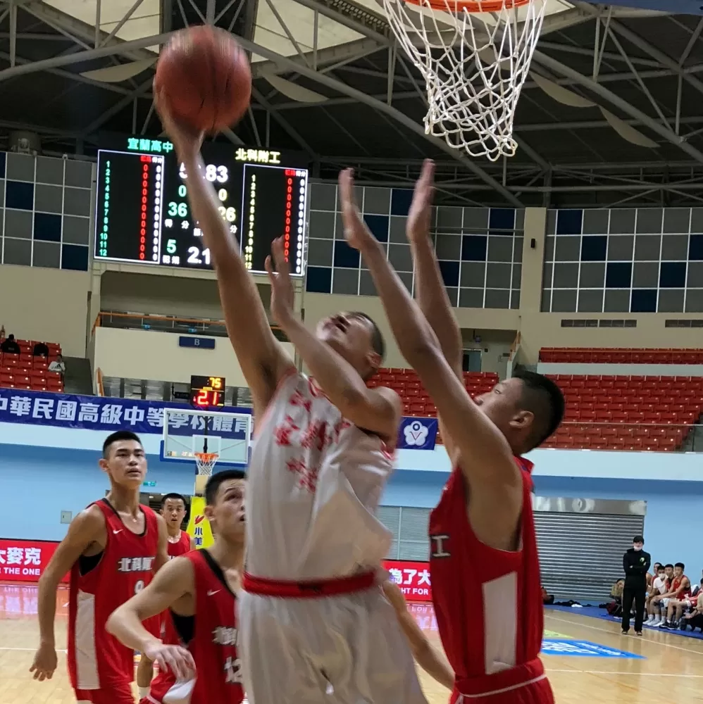 宜中游又恩籃下強攻。