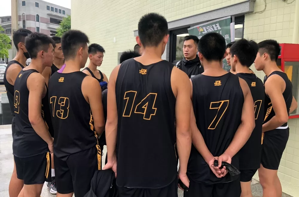 輸球後成功教練張銘峰精神講話。