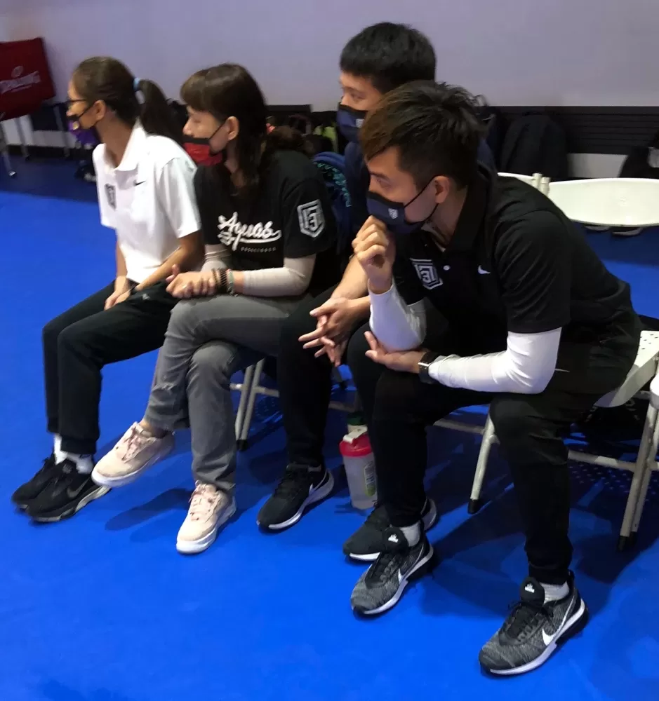 「137」體系三民CEO掌門人謝玉娟（左二）、教練廖哲億（右）師徒配。