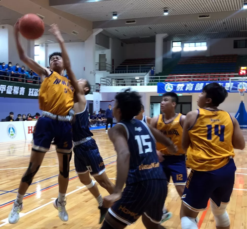 永平大馬球員AQIL（中）同樣以防守、禁區卡位見長。