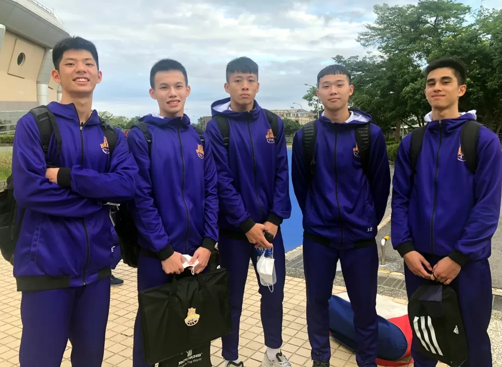 和平「混血王子」黃以理（右）與傅俞然（左起）、陳柏諺、廖柏崴、蔡智宇。