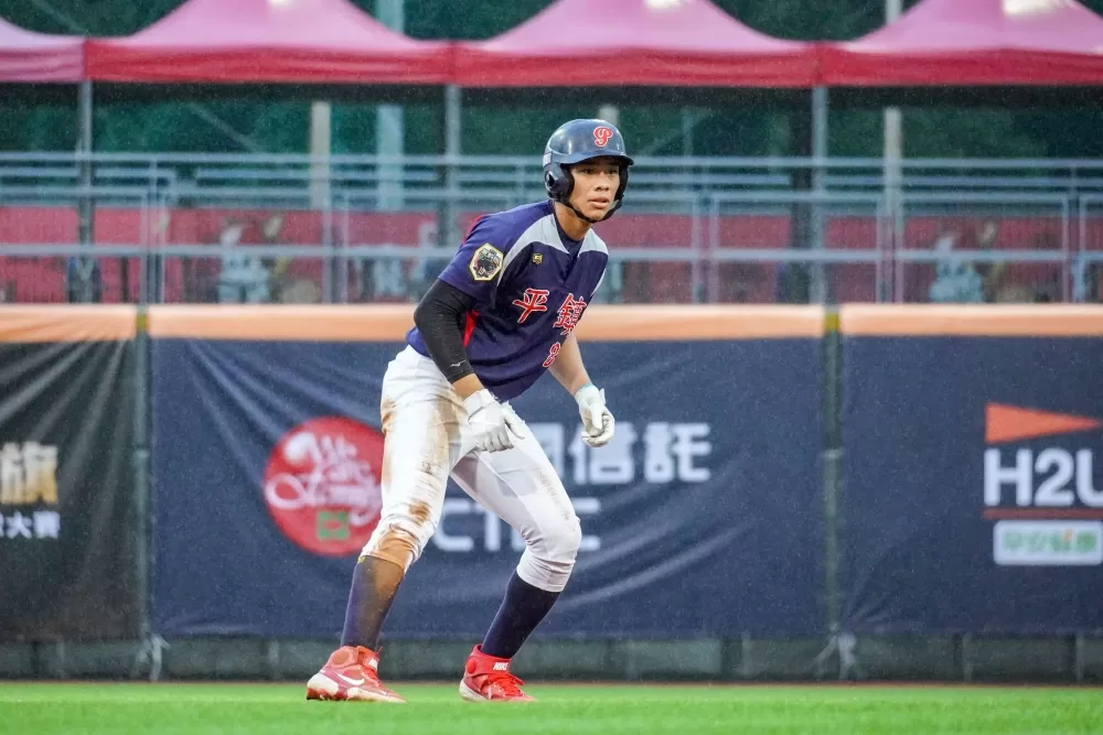 平鎮高中柯敬賢在首局敲出場內全壘打。鍾阮鳳／攝影。