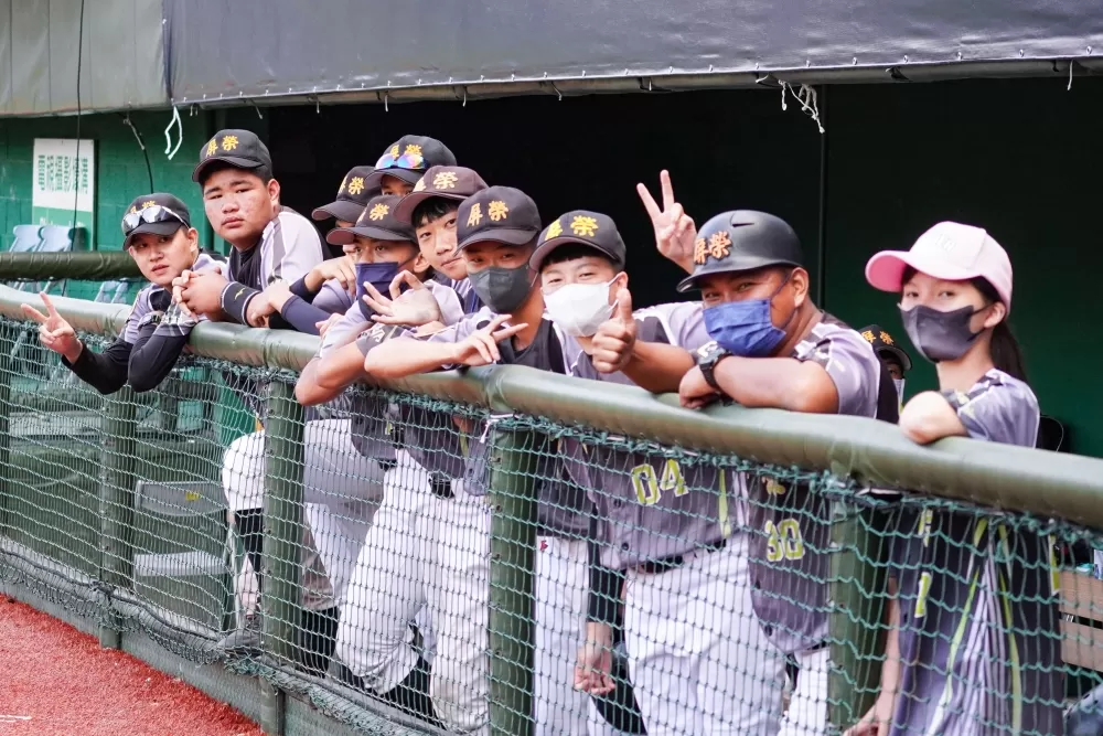 來自屏東的屏榮高中在賽前難掩興奮情緒。劉均泓／攝影。