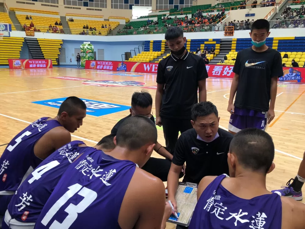 東山教練廖覎誌耳提面命。