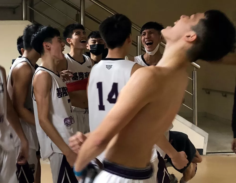 基商數度落後22分大逆襲晉級休息室 high翻。