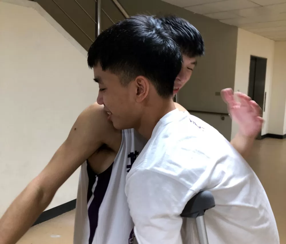 傷了左腳外側韌帶無法再打的陳毓澤，基商逆襲後他與隊友互擁爆哭。