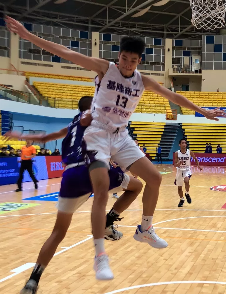 基商、東山籃下精采攻防。