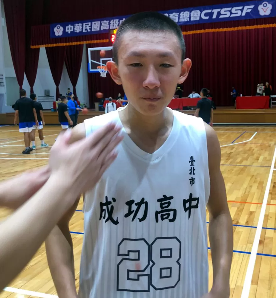 三分球22投中6攻下23分含第四節壓哨追平的成功「冷面殺手」盧培源，接受隊友鼓掌。