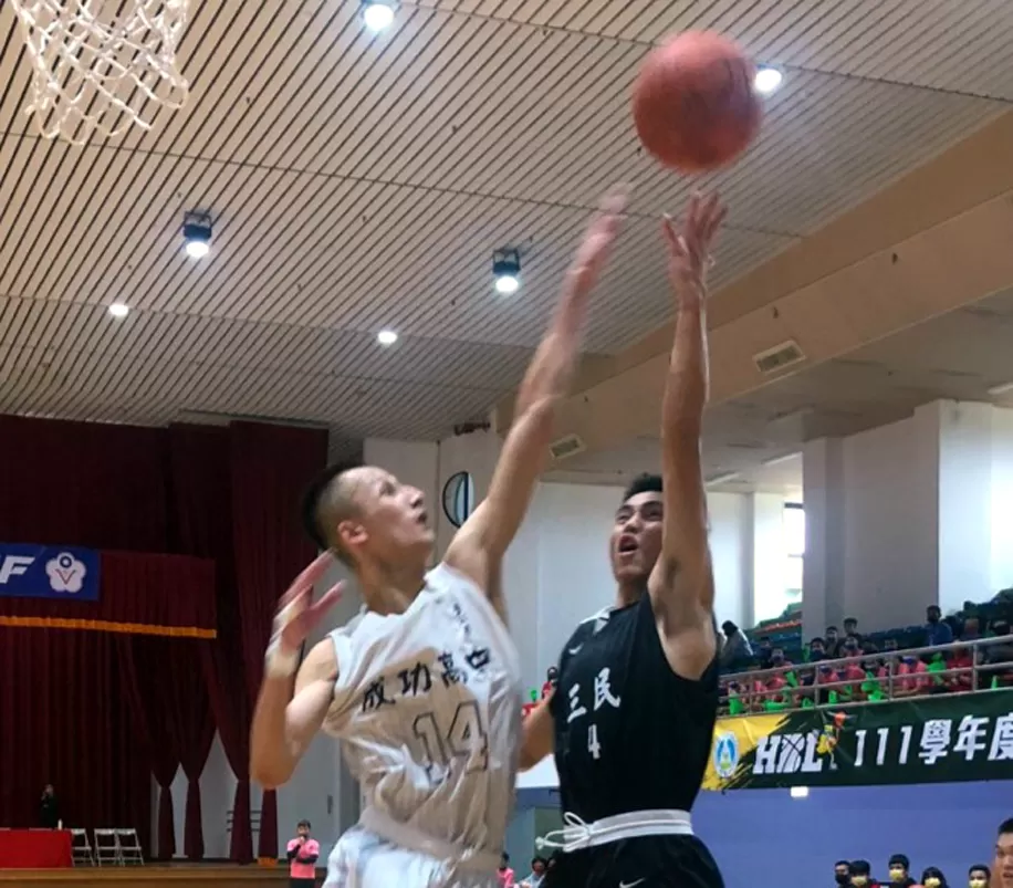 三民夏苙舜切入左手挑籃。