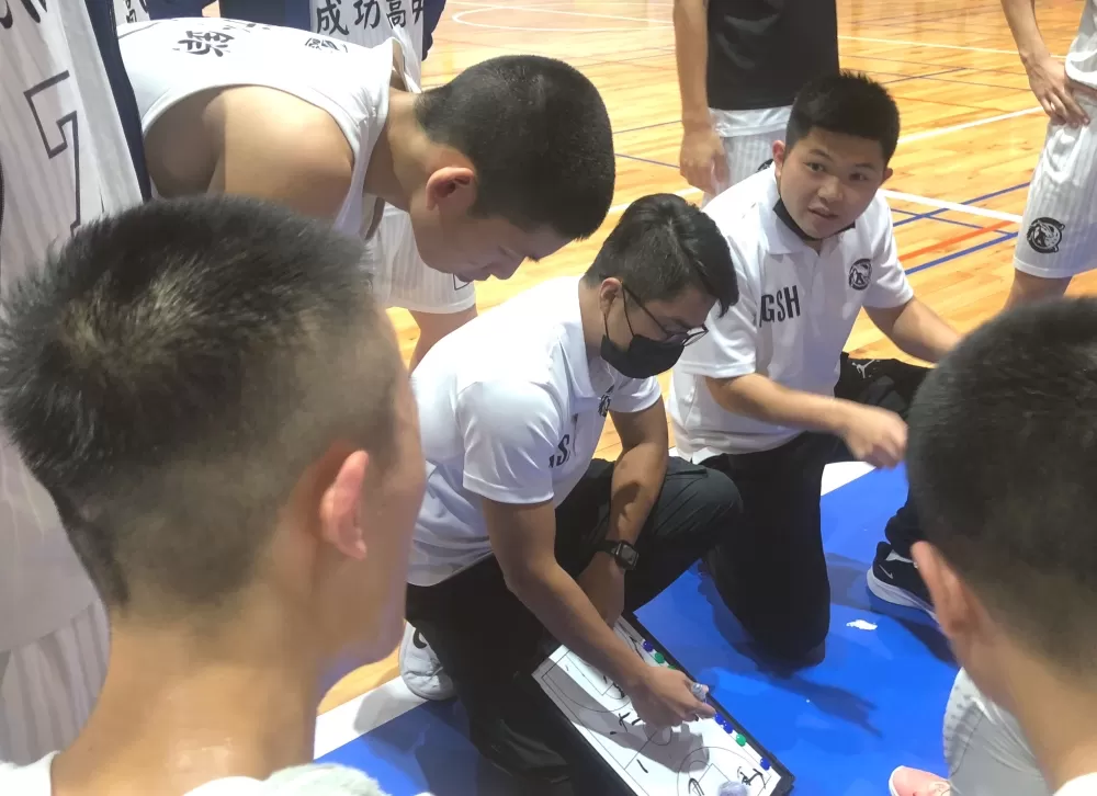 成功教練師徒檔蔡君豪（中左）、郭修宏。