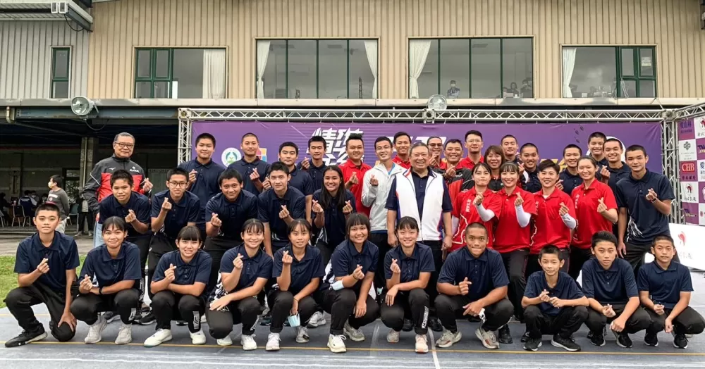 明德高中組成最強大的應援團為學長姊加油。