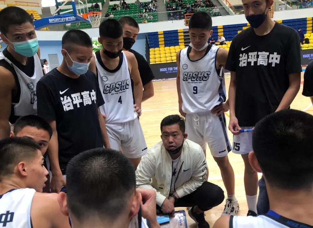 治平新教練蘇裕勝面授機宜。