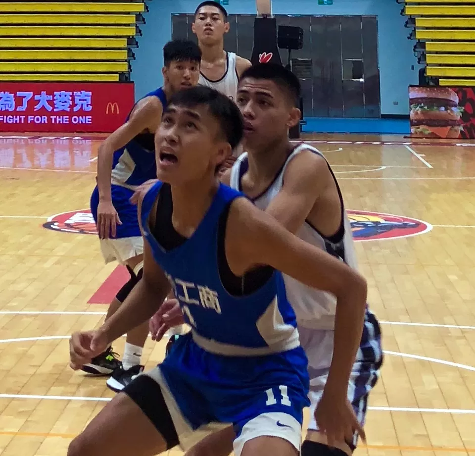 治平、萬能卡位互不讓籃。