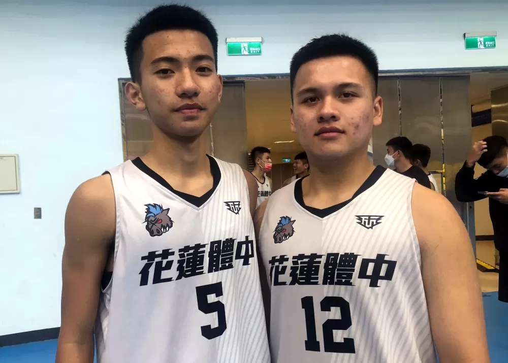 花體隊長周晏緯‧卡都攻（左）與「小胖」馬佳旭哥倆好。