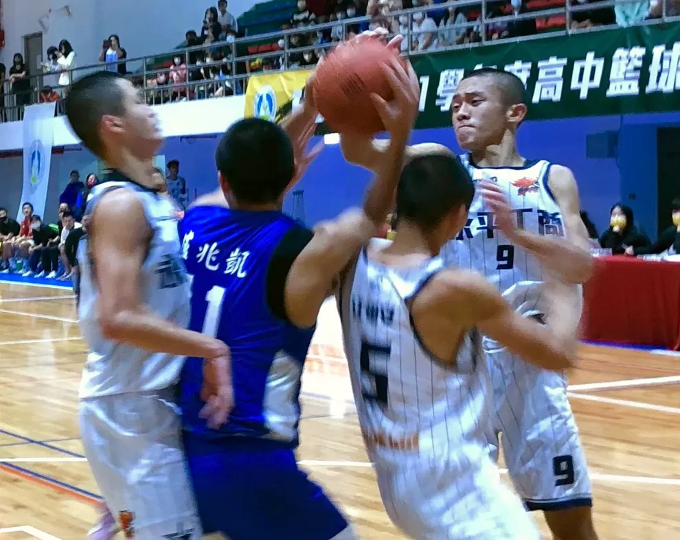 海星、永平禁區三明治式肉搏戰。