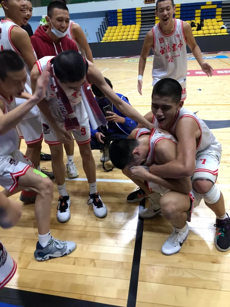 宜中確定晉級後,寒門孝子陳吉祥難抑情緒掩面爆哭,隊友上前安慰。