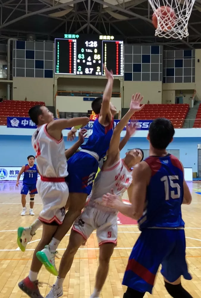 宜中、后綜禁區攻防如同疊羅漢。