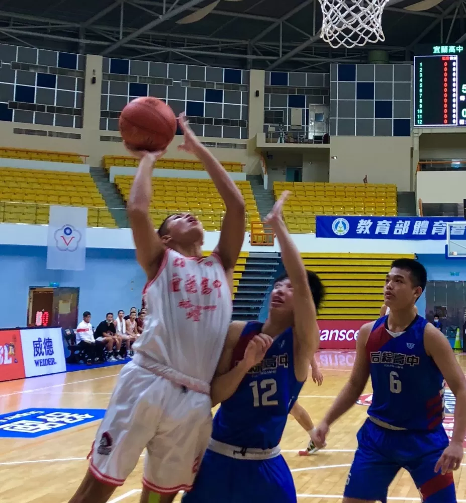 宜中籃下賣高。