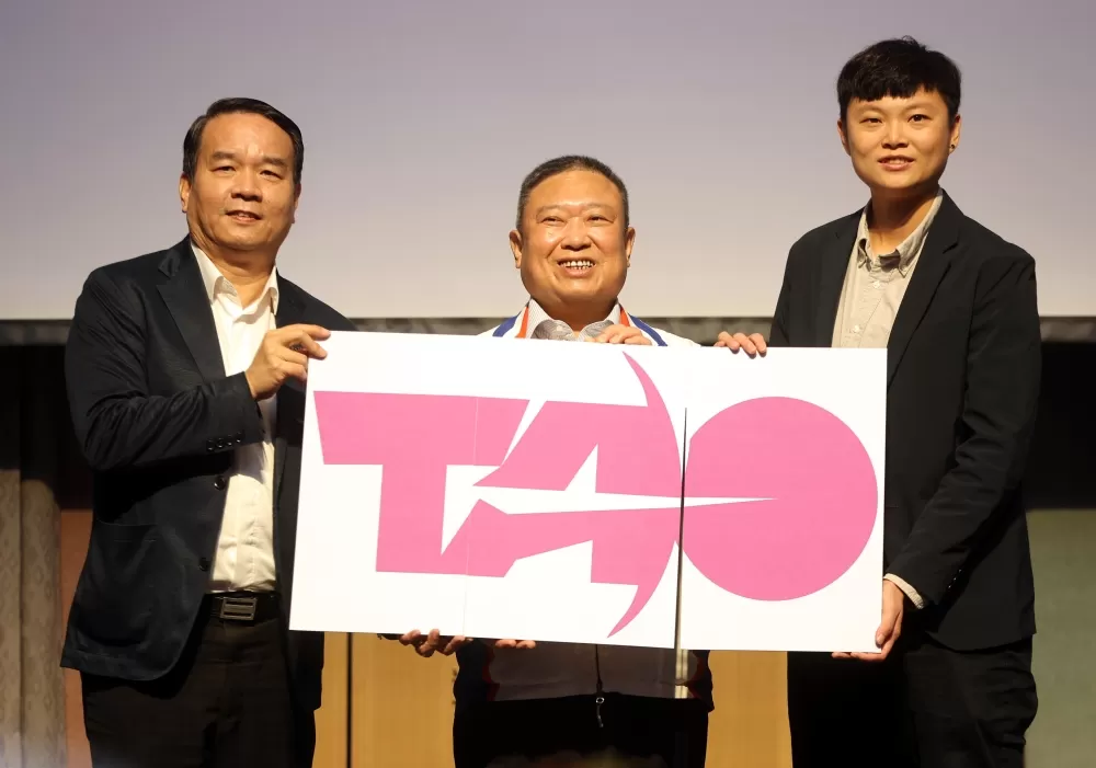 中華民國射箭協會理事長林鴻道（中）、副理事長邱炳坤（左）和桃園市體育局局長莊佳佳。林嘉欣／攝影。