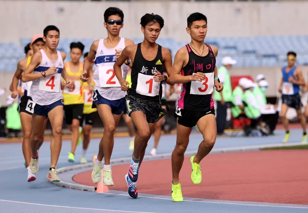 徐立紘（前）1萬公尺進步34秒創最佳奪金。林嘉欣／攝影。