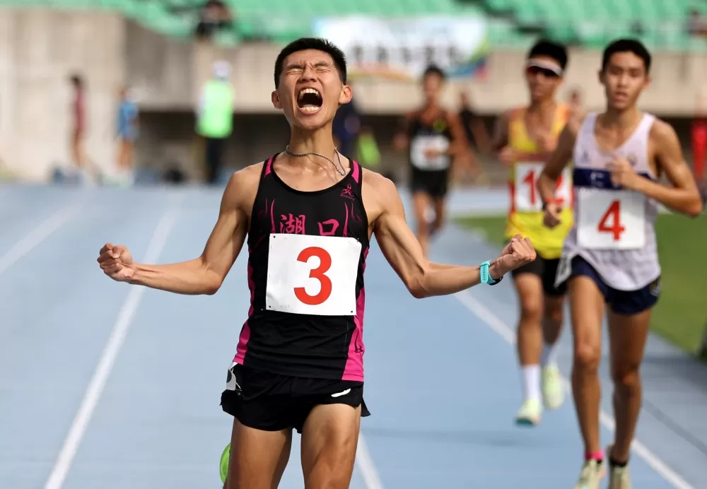 徐立紘（前)1萬公尺進步34秒創最佳奪金超激動。林嘉欣／攝影。