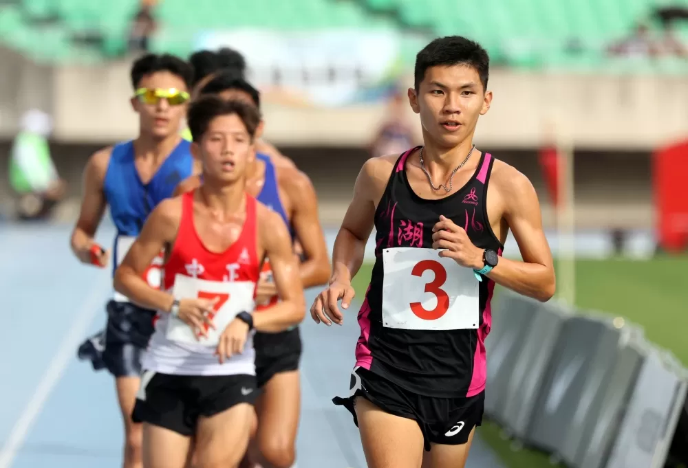 徐立紘（前)1萬公尺進步34秒創最佳奪金。林嘉欣／攝影。