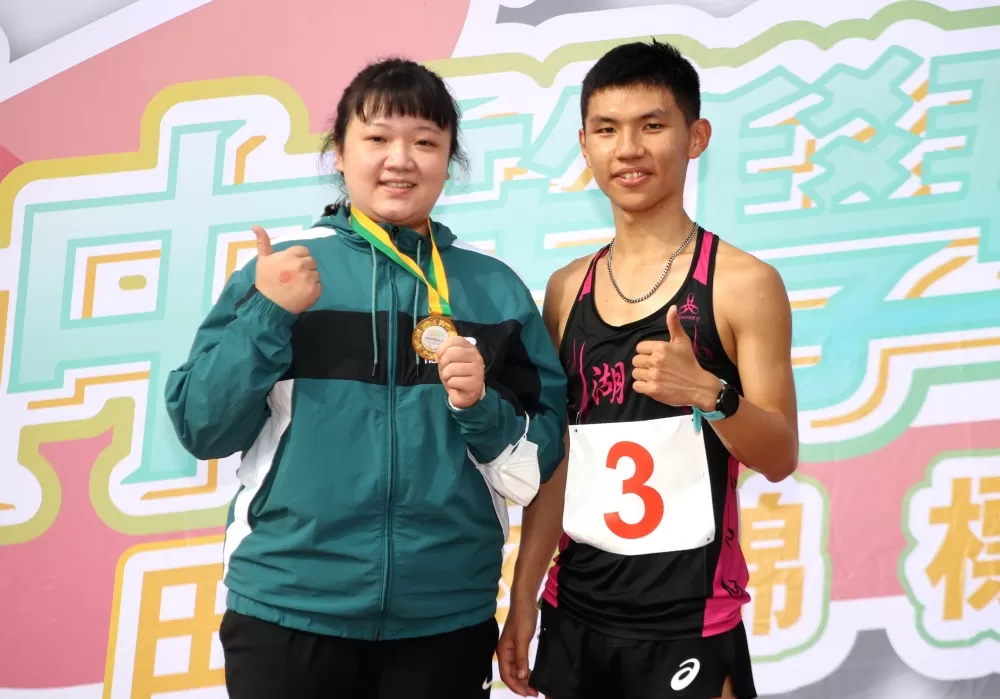 徐立紘把金牌和防護員梁尹婷共享。林嘉欣／攝影。