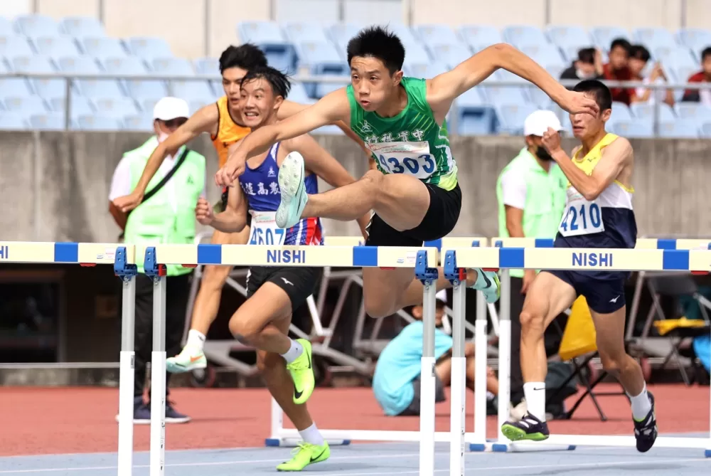 林翊凱（前）破懸11年紀錄達標亞青。林嘉欣／攝影。