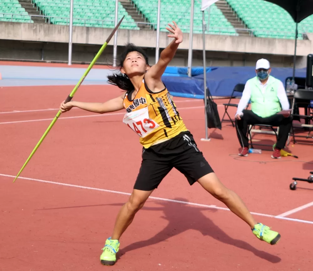 154公分的陳俐岑只練標槍8個月便奪金破大會。林嘉欣／攝影。