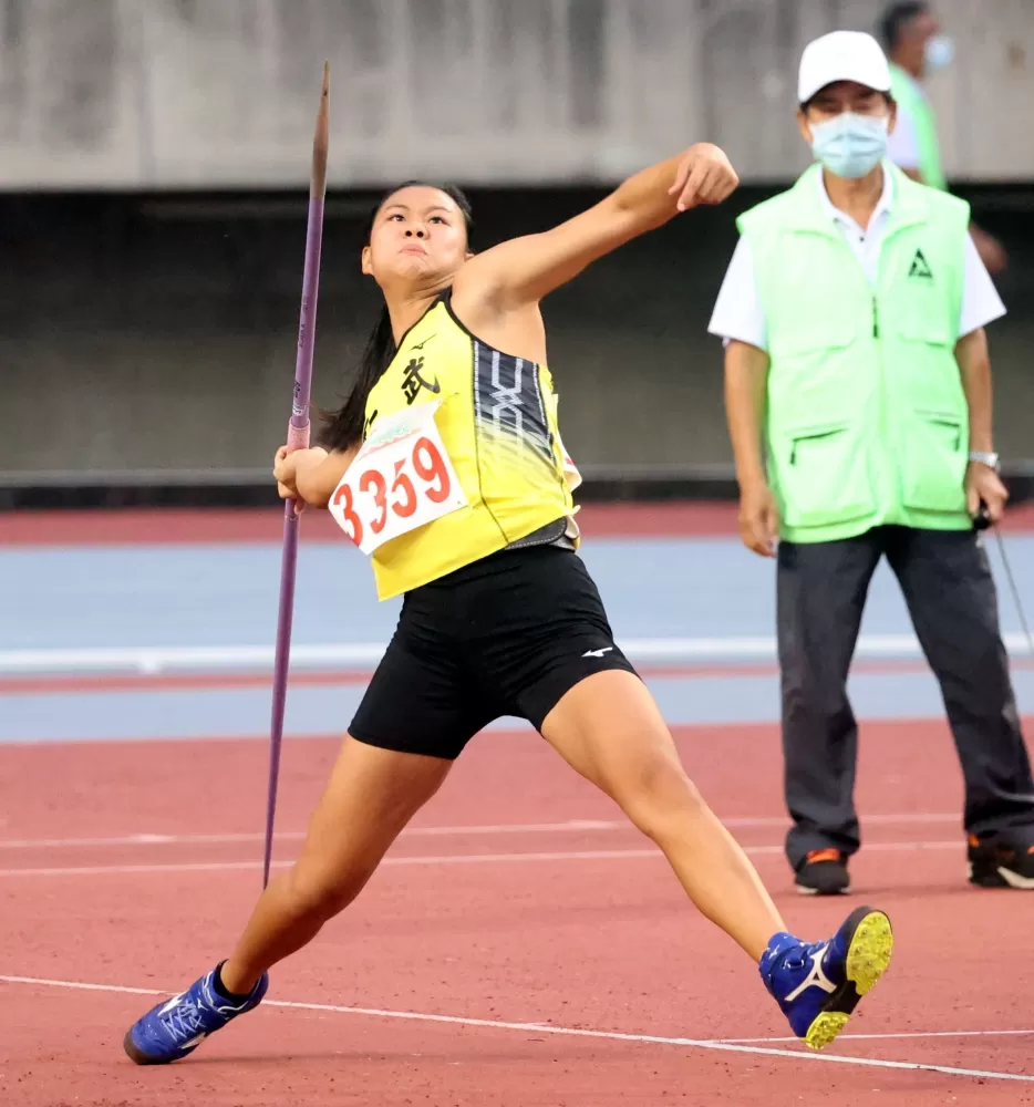 高女標槍冠軍仁武高中朱品薰。林嘉欣／攝影。	