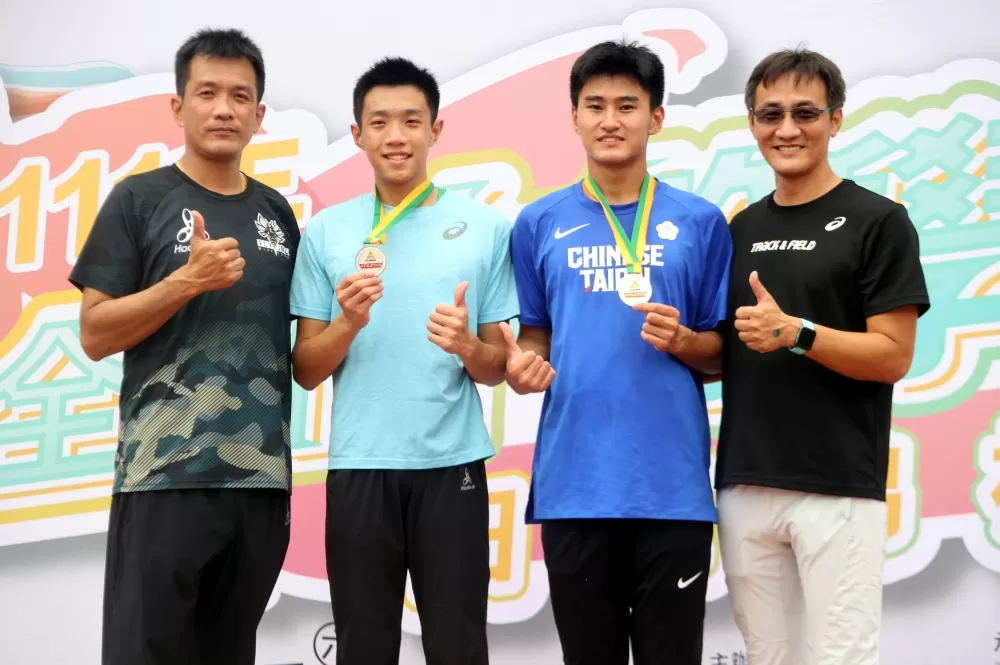 16歲謝元愷（右二）破U20全國紀錄，感謝對手林翊凱（左二）良性競爭和教練陳重導（右）。林嘉欣／攝影。