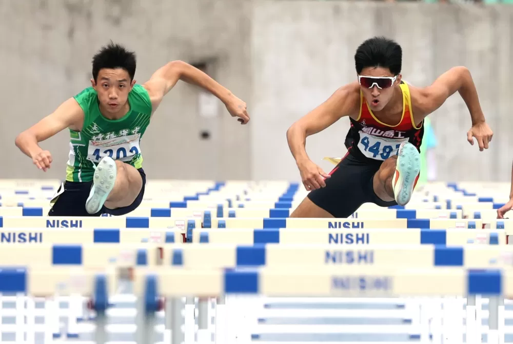 16歲謝元愷（右）破U20全國紀錄，感謝對手林翊凱（左）良性競爭。林嘉欣／攝影。